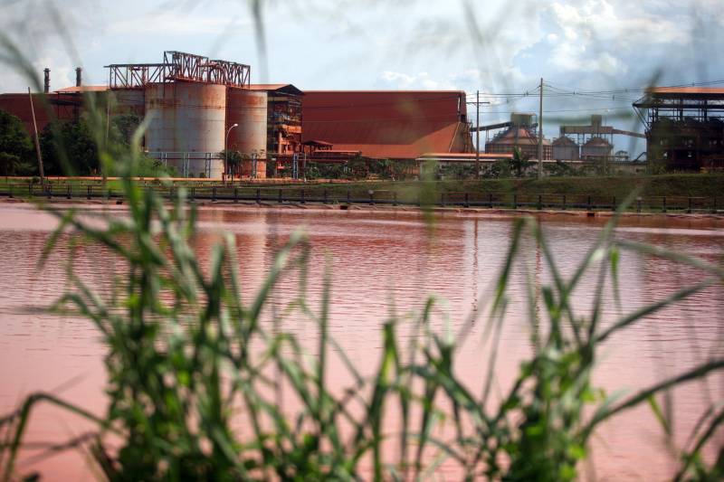 Por conta do não cumprimento do prazo de 48 horas dado pelo Governo do Estado para que a Hydro (foto) reduzisse os níveis das bacias de resíduos ao nível de pelo menos um metro, a Secretaria de Meio Ambiente e Sustentabilidade (Semas) notifica a empresa, na manhã desta terça-feira (27), com a determinação de que reduza a produção da refinaria em 50%. A Semas também triplicará a multa definida anteriormente, cumprindo a legislação ambiental em vigor, chegando a cerca de R$ 1 milhão por dia de descumprimento (300 mil Unidades de Padrão Fiscal). A empresa informou formalmente que reduziu os índices, mas não integralmente no total determinado de um metro. A determinação de redução emitida pela Semas reforça ainda que devem ser mantidos e ampliados os esforços para tratamento dos efluentes e de redução dos níveis das bacias. As equipes da Semas permanecem em campo 24 horas, trabalhando em conjunto com a Defesa Civil e outros órgãos, monitorando a situação.
FOTO: IGOR BRANDÃO / AG. PARÁ
DATA: 24.02.2018
BARCARENA - PARÁ <div class='credito_fotos'>Foto: IGOR BRANDÃO / AG. PARÁ | <a href='/midias/2018/originais/f33970cb-0f9c-4e8e-8838-6c96483c896f.jpg' download><i class='fa-solid fa-download'></i> Download</a></div>