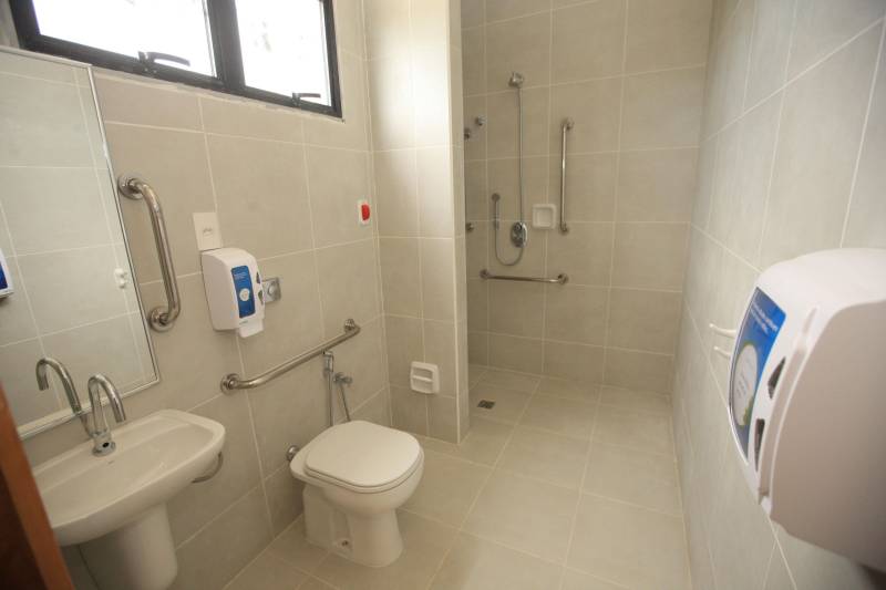 “A população de Itaituba vai contar com uma estrutura fora do comum em hospitais públicos do Brasil”. A afirmação é do engenheiro Gustavo Garoli, gerente geral da obra do Hospital Regional do Tapajós, no município de Itaituba, que está com a estrutura 95% concluída. O hospital que fica na região sudoeste do Estado deve beneficiar, além de cerca de 100 mil itaitubenses, moradores de nove municípios vizinhos.

FOTO: MÁCIO FERREIRA / AG. PARÁ
DATA: 19.12.2018
ITAITUBA - PARÁ <div class='credito_fotos'>Foto: MÁCIO FERREIRA/ AG. PARÁ   |   <a href='/midias/2018/originais/f33a5108-8ca9-4df7-b9bd-a48d3b606792.jpg' download><i class='fa-solid fa-download'></i> Download</a></div>