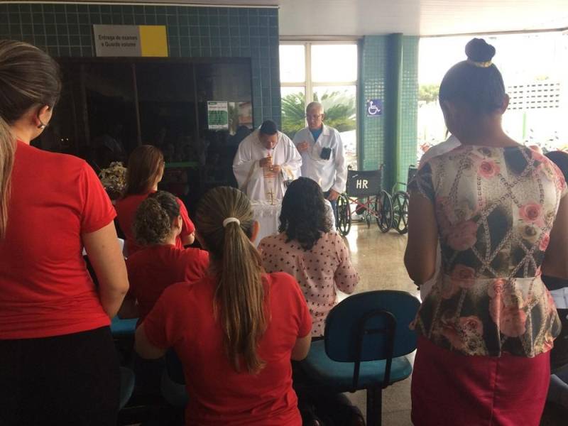 No Hospital Regional do Sudeste do Pará - Dr. Geraldo Veloso (HRSP), em Marabá (PA), desde um simples curativo a uma cirurgia de alta complexidade, o atendimento aos pacientes segue protocolos rigorosos. Essa rotina faz parte da cultura de segurança do paciente, disseminada a todos os profissionais que atuam na unidade (foto), com o objetivo de evitar erros durante a assistência. Para reforçar a importância dessas medidas, neste mês, a unidade realizou a sua II Semana Multiprofissional, cujo tema foi 'Segurança do Paciente: Meta Pai D'égua'. A programação envolveu colaboradores de todos os setores, mesmo aqueles que não atuam diretamente na assistência. Segundo o diretor-geral da unidade, Valdemir Girato, essa integração é fundamental para a qualidade do atendimento. 'Quando se trata de assistência, é preciso que todos falem a mesma língua e estejam unidos em prol do bem-estar do paciente. A atenção a cada detalhe, protocolo e procedimento é essencial para um atendimento qualificado e seguro, e isso independe da função do profissional na unidade. Todos estão ali cumprindo uma mesma missão: cuidar de vidas', afirmou o gestor.
FOTO: ASCOM / HRSP
DATA: 21.05.2018
MARABÁ - PARÁ <div class='credito_fotos'>Foto: ASCOM HRSP | <a href='/midias/2018/originais/f33ca087-4587-41d3-ac16-ac509a905c1b.jpg' download><i class='fa-solid fa-download'></i> Download</a></div>