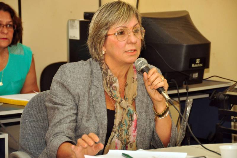 s secretarias municipais de Saúde devem permanecer vigilantes e informar imediatamente à Secretaria de Estado de Saúde Pública (Sespa) casos de epizootia (presença de macacos doentes ou mortos), para que a Secretaria estadual e a gestão municipal possam adotar as medidas preventivas contra a febre amarela na área suspeita, afirmou o diretor do Departamento de Controle de Endemias da Sespa, Bernardo Cardoso, nesta sexta-feira (23), em reunião no Conselho Estadual de Saúde (CES). Quando ocorre epizootia os animais devem ser examinados no Instituto Evandro Chagas (IEC), onde é possível saber se morreram por causa do vírus da febre amarela. Bernardo Cardoso atendeu a uma solicitação do CES para que apresentasse aos conselheiros a situação da febre amarela no Pará. Na foto, a nutricionista Eunice Begot.
FOTO: JOSÉ PANTOJA / ASCOM SESPA
DATA: 23.02.2018
BELÉM - PARÁ <div class='credito_fotos'>Foto: José Pantoja / Ascom Sespa | <a href='/midias/2018/originais/f33f7808-fbd3-42d8-b66e-08f928262b47.jpg' download><i class='fa-solid fa-download'></i> Download</a></div>