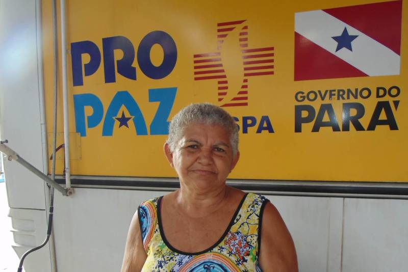 Começou neste domingo (11), no bairro de Águas Negras, em Icoaraci, a busca ativa de mulheres que nunca fizeram ou estão há mais de três anos sem fazer o exame preventivo do câncer de colo do útero, o Papanicolau ou PPCU. Trata-se do Plano Piloto de Rastreamento do Câncer de Colo do Útero, uma das ações que integram a Campanha Março Lilás, destinada a chamar a atenção das paraenses sobre a importância de fazer periodicamente o exame para detecção precoce desse tipo de câncer. A Campanha Março Lilás é promovida pela Secretaria de Estado de Saúde Pública (Sespa) por meio do Núcleo de Apoio à Gestão na Atenção à Mulher no Controle do Câncer de Colo de Útero e Mama (Nagam), com o apoio do Comitê Estadual de Controle do Câncer do Colo do Útero e Mama, Regionais de Saúde e municípios paraenses. Na foto, Orlandina Rodrigues, de 63 anos de idade.
FOTO: ASCOM / SESPA
DATA: 11.03.2018
BELÉM - PARÁ <div class='credito_fotos'>Foto: Roberta Vilanova / SESPA | <a href='/midias/2018/originais/f346ec10-93d7-4422-ba90-5bb04efdb24b.jpg' download><i class='fa-solid fa-download'></i> Download</a></div>