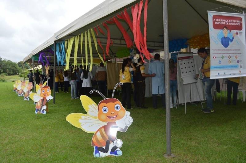O Hospital Regional do Baixo Amazonas (HRBA), em Santarém, realizou o “Dia D de Segurança”, na quinta-feira (24). Ao longo do dia, ocorreram várias atividades (foto). A unidade iniciou com a programação do “Dia de Segurança do Paciente”, que trabalhou, com os colaboradores, a importância das metas de segurança para um cuidado seguro e de qualidade. À tarde, o foco se voltou para a segurança no trânsito. O hospital realizou mais uma edição do programa “Direção Viva: você consciente, trânsito mais seguro”, em parceria com o movimento “Maio Amarelo”. A primeira ação trabalhou com as metas de segurança do paciente, que consistem em identificar corretamente os pacientes; melhorar a eficácia da comunicação; melhorar a segurança na prescrição, no uso e na administração de medicamentos; garantir o local correto, o procedimento correto e a cirurgia no paciente correto; reduzir risco de infecções associadas a cuidados assistenciais; reduzir o risco de danos aos pacientes resultantes de quedas; e reduzir o risco de lesão por pressão.

FOTO: ASCOM / HRBA
DATA: 24.05.2018
SANTARÉM - PARÁ <div class='credito_fotos'>Foto: Ascom / HRBA   |   <a href='/midias/2018/originais/f34c3257-864a-4631-a5b1-5e19da27d4f7.jpg' download><i class='fa-solid fa-download'></i> Download</a></div>