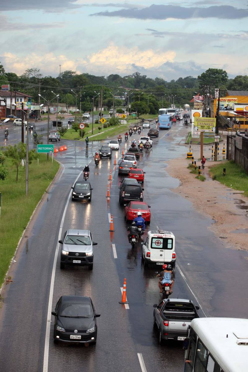 Foi bem sucedida a medida inédita de inversão no trânsito no trecho compreendido entre os quilômetros 13 e 6 da rodovia BR-316, entre os municípios de Marituba e Ananindeua. A ação foi programada para o período de 16h às 22h da terça-feira (13), com o propósito de garantir maior fluidez ao trânsito de veículos que retornavam do feriado de Carnaval.
FOTO: SIDNEY OLIVEIRA / AG. PARÁ
DATA: 13.02.2017
ANANINDEUA - PARÁ <div class='credito_fotos'>Foto: Sidney Oliveira/Ag. Pará | <a href='/midias/2018/originais/f34d28bd-4491-4d4b-b82e-5d94e3c877e2.jpg' download><i class='fa-solid fa-download'></i> Download</a></div>