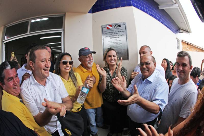 No último dia 14, a dona de casa Francisca Correa foi assaltada quando saia da igreja, no município de Primavera, nordeste do estado. dois rapazes a derrubaram da bicicleta e levaram sua bolsa. Francisca acabou se tornando uma das primeiras usuárias da nova Unidade Integrada de Polícia Pro Paz (UIPP) em Primavera. "Cheguei, fui rapidamente atendida e os dois rapazes já foram, inclusive, presos", disse. Francisca, que voltou à UIPP nessa segunda-feira, dia 19, para buscar o boletim de ocorrência. Coincidentemente, o mesmo dia em que a unidade foi oficialmente entregue à população pelo governador Simão Jatene. Não que a gente goste de vir aqui, né?", afirmou Francisca. Delegacia nunca é bom, completou a dona de casa. "Mas, quando a gente chega num lugar novo e é bem atendida, aí se sente mais tranquila, principalmente numa hora de sofrimento como essa, de um assalto", concluiu.
FOTO: RODOLFO OLIVEIRA / AG. PARÁ
DATA: 19.03.2018
PRIMAVERA - PARÁ <div class='credito_fotos'>Foto: Rodolfo Oliveira/Ag. Pará | <a href='/midias/2018/originais/f34e6965-8fd3-4057-b172-f10ae7fc56e2.jpg' download><i class='fa-solid fa-download'></i> Download</a></div>