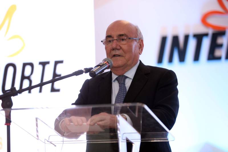A pecuária é uma das principais cadeias produtivas do Pará, que se destaca no cenário nacional por possuir o quinto maior rebanho bovino, com mais de 20 milhões de cabeças. A importância do Estado na cadeia produtiva brasileira é destaque na InterCorte, evento que reúne iniciativas em prol do desenvolvimento do setor. A abertura, na noite desta segunda-feira, 21, no Carajás Centro de Convenções, em Marabá, sudeste paraense, contou com a presença do governador Simão Jatene, parlamentares e autoridades locais. Na foto, o senador Flexa Ribeiro.

FOTO: THIAGO GOMES / AG. PARÁ
DATA: 21.05.2018
MARABÁ - PARÁ <div class='credito_fotos'>Foto: Thiago Gomes /Ag. Pará   |   <a href='/midias/2018/originais/f34e900b-948a-40e2-9125-4638cfffe3f2.jpg' download><i class='fa-solid fa-download'></i> Download</a></div>
