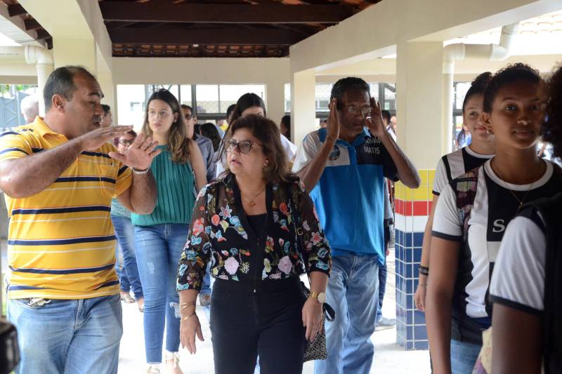 Mais de 600 estudantes contam com um espaço moderno e totalmente revitalizado, com a entrega da Escola de Ensino Médio Salomão Matos, em Salvaterra, no Arquipélago do Marajó. A unidade passou por obras de reforma e ampliação e recebeu, nesta terça-feira (4), a visita da secretária estadual de Educação, Ana Claudia Serruya Hage (foto). “A entrega desta escola é um avanço muito grande, principalmente no termo de infraestrutura. Estamos deixando uma planilha com 142 escolas para próxima gestão entregar em 2019”, destacou a titular da Seduc.

FOTO: FERNANDO NOBRE / ASCOM SEDUC
DATA: 04.12.2018
SALVATERRA - PARÁ <div class='credito_fotos'>Foto: FERNANDO NOBRE/ASCOM SEDUC   |   <a href='/midias/2018/originais/f35291fd-27dd-4b59-b347-f9f9a706cbf4.jpg' download><i class='fa-solid fa-download'></i> Download</a></div>