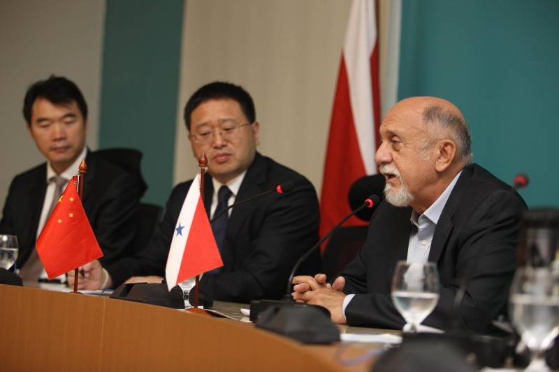 Representantes de grandes empresas chinesas estão em Belém para prospectar novos investimentos em áreas como habitação, tecnologia, energia e infraestrutura. O grupo se reuniu na manhã desta quinta-feira (7) com o governador Simão Jatene, para conhecer mais detalhes sobre as potencialidades do Estado. O encontro ocorreu no Palácio do Governo e contou com a participação do titular da Secretaria de Estado de Desenvolvimento Econômico, Mineração e Energia (Sedeme), Eduardo Leão, do secretário de Estado de Transportes, Kleber Menezes, entre outras autoridades. Entre as empresas participantes está a China Communications Construction Company (CCCC), maior empresa chinesa de infraestrutura e líder mundial no segmento; a estatal chinesa China Railways Corporation (Crec) e a China Development Bank (CDB), banco de desenvolvimento do país asiático.
FOTO: ANTÔNIO SILVA / AG. PARÁ
DATA: 07.06.2018
BELÉM - PARÁ <div class='credito_fotos'>Foto: Antônio Silva/Ag. Pará | <a href='/midias/2018/originais/f35534a8-be35-423b-911c-7bc8e4c1314f.jpg' download><i class='fa-solid fa-download'></i> Download</a></div>