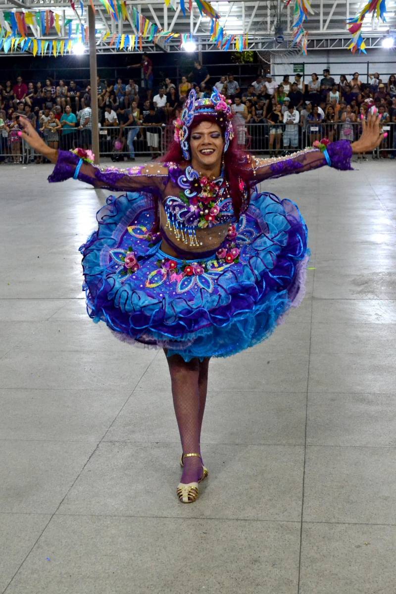 Hoje é um dia especial para a comunidade LGBT no Arraial de Todos os Santos 2018 no Centur, sede da Fundação Cultural do Pará (FCP). Às 21h desta quarta-feira, 27 de Junho, será realizado o já tradicional concurso Miss Caipira MIX 2018, uma disputa de Misses voltada para Travestis, Drag Queens e Mulheres Trans. Serão mais de 40 apresentações, sendo um dos pontos altos do arraial, para fechar a noite com muitas cores e purpurina. O concurso tem o mesmo formato e critérios de avaliação que o das outras misses, como coreografia e figurino por exemplo. Stefane Sampaio, Miss MIX 2017, se apresentou pela primeira vez ano passado e já saiu vitoriosa. “Chegar assim e ganhar, mesmo tendo pessoas com mais de oito anos de concurso foi muito bom”, disse ela. Para Stefane, isso se dá pela sua formação em Balé Clássico. “Sou dançarina e isso fez a diferença entre as outras, acredito”. Na foto, apresentação do concurso Miss Caipira Mix 2017.
FOTO: ARQUIVO / ASCOM FCP
DATA: 24.06.2017
BELÉM - PARÁ <div class='credito_fotos'>Foto: ASCOM FCP | <a href='/midias/2018/originais/f3590b2e-43bb-41c5-bc60-f7792e0a853e.jpg' download><i class='fa-solid fa-download'></i> Download</a></div>