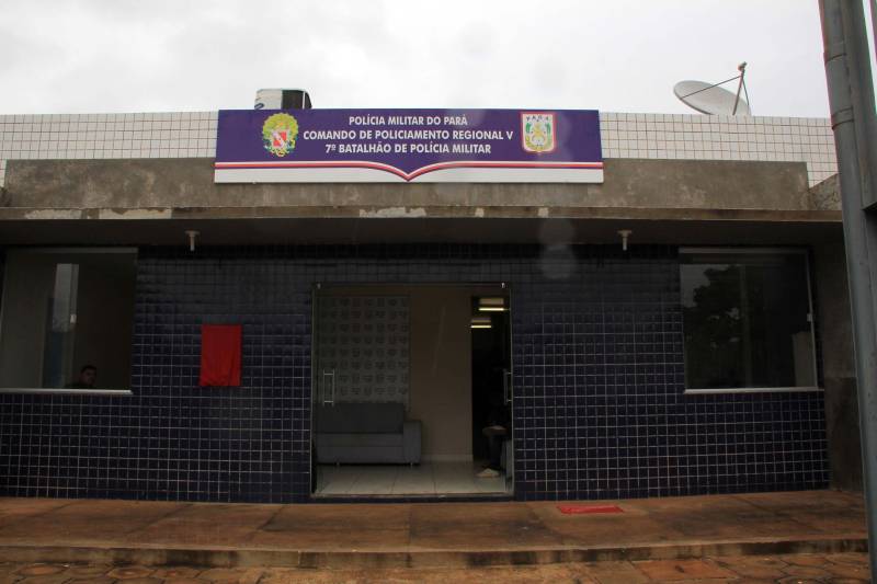 O município de Sapucaia recebeu nesta quarta-feira, 5, uma Unidade Integrada Pro Paz (UIPP). Um investimento do Governo do Estado de R$ 1.134.131,00. Segundo o Secretário de Estado de Segurança Pública, Luiz Fernandes, afirma que já mais de 80 novas UIPP’s no Pará, com as reformadas e reestruturadas esse número chega a 120 unidades. O titular da SEGUP destaca que o mais importante não é a estrutura física, mas o conceito empregado. De Sapucaia, a comitiva foi para Redenção(foto) onde inaugurou o 7º Batalhão de Polícia Militar, uma obra orçada em R$ 2.808.000,00. Atualmente o BPM conta com 145 policiais, 6 viaturas incluindo a Patrulha Rural e 12 motocicletas. O Comandante do Batalhão, o Major José Ricardo Chaves, informou que a maior ocorrência no município são roubos de motos, mas pontuou que a maior parte dos veículos é encontrada pela PM na cidade e cidades vizinhas.

FOTO: RODOLFO OLIVEIRA / AG PARÁ
DATA: 05.12.2018
REDENÇÃO - PARÁ <div class='credito_fotos'>Foto: Rodolfo Oliveira/Ag. Pará   |   <a href='/midias/2018/originais/f35b7a81-2c5d-4b3b-acbb-541a3880a77c.jpg' download><i class='fa-solid fa-download'></i> Download</a></div>