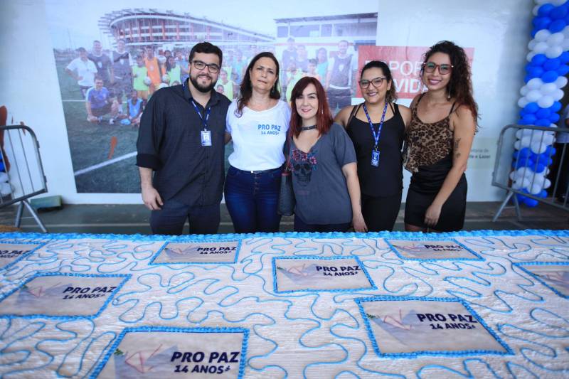 Nesta sexta-feira, uma programação (foto) alegre e diferenciada marcou as comemorações pelos 14 anos do Pro Paz no Pará, iniciativa que surgiu em 2004 como um programa do Governo do Estado, convertida mais tarde em política pública por força de decreto, até se consolidar, em 2015, na Fundação Pro Paz, que tem a missão de racionalizar e ordenar recursos e ações para transformar a vida de milhares de paraenses em situação de vulnerabilidade social. A existência do Pro Paz fez do Pará vanguarda na Federação, por ser o único estado que possui, há mais de dez anos, um protocolo padrão para atendimento a crianças e adolescentes vítimas de violência que é modelo para o Brasil, referendado pela ONG Childhood Brasil e reconhecido pela ONU. O modelo referência do trabalho do Pro Paz foi que levou o Pará a ganhar da Organização das Nações Unidas (ONU), em 2015, o reconhecimento por manter uma das onze melhores práticas das Américas para a integração de sistemas de segurança pública com políticas sociais.
FOTO: MÁCIO FERREIRA / AG. PARÁ
DATA: 29.06.2018
BELÉM - PARÁ <div class='credito_fotos'>Foto: MÁCIO FERREIRA/ AG. PARÁ | <a href='/midias/2018/originais/f35f91d0-5358-47c5-a62d-dc6618b6c5ab.jpg' download><i class='fa-solid fa-download'></i> Download</a></div>