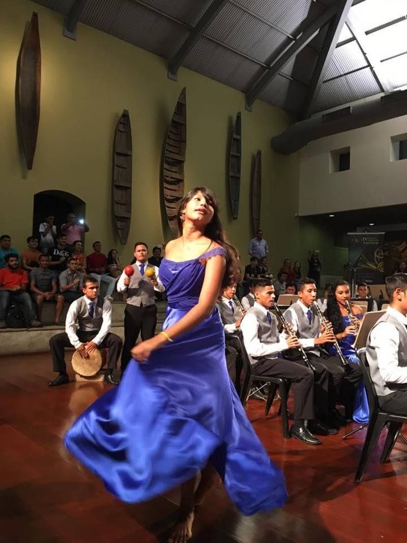 Dois estudantes do Curso de Bacharelado em Música, do Instituto Estadual Carlos Gomes (IECG), participam neste mês em Portugal do XIII Festival Internacional da Máscara Ibérica. Os instrumentistas Warlison Barros da Silva e Paulo Matos Favacho, que tocam respectivamente saxofone e clarinete na Banda de Música Milícia Odivelense, integram a comitiva que já viajou para representar o Brasil no Festival. O evento será realizado de 17 a 20 de maio (quinta-feira a domingo), no Jardim da Praça do Império, na cidade portuguesa de Belém. A participação do município paraense de São Caetano de Odivelas na 13ª edição do Festival tem apoio do Consulado de Portugal na capital paraense. A parceria, que estreitou os laços culturais entre o município de São Caetano de Odivelas e a cidade portuguesa de Odivelas, na área metropolitana de Lisboa, começou em 2016. Em maio do ano seguinte foi assinado em Portugal o Protocolo de Geminação entre as cidades irmãs. Na foto, banda Rodrigues dos Santos em apresentação de Carimbó.
FOTO: ASCOM / FCG
DATA: 15.05.2018
<div class='credito_fotos'>Foto: ASCOM FCG | <a href='/midias/2018/originais/f360bf1b-fd2d-4733-81c5-7dc9c494975f.jpg' download><i class='fa-solid fa-download'></i> Download</a></div>