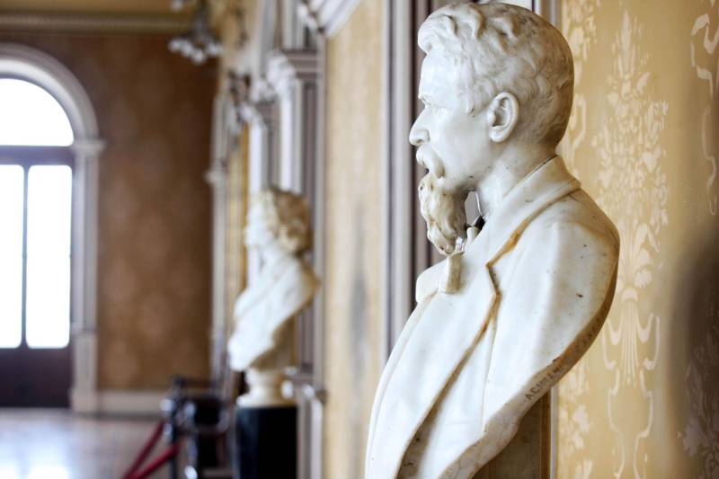 O aposentado Mário Printes, 74 anos, tem o costume de visitar o Theatro da Paz pelo menos uma vez ao mês. É apaixonado pela arquitetura e história do lugar e, se instigado, é capaz de falar horas sobre ele. Nesta quinta-feira (15), dia no qual o espaço completa 140 anos, o aposentado estava na fila para retirar o ingresso do concerto da Amazônia Jazz Band, que marcará, nesta mesma noite, o aniversário do prédio centenário. “Não poderia ficar de fora dessa programação. Seria como não prestigiar um amigo próximo e querido no dia do seu aniversário”, disse Mário. Com a regência do maestro Nelson Neves e a cantora Simone Almeida como convidada especial, o concerto “Celebrando Theatro da Paz e Waldemar Henrique” comemora o aniversário de 140 anos do teatro e 113 anos do maestro paraense – que nasceu na mesma data de fundação da casa. A entrada é gratuita e o espetáculo começa às 20 horas.
FOTO: SIDNEY OLIVEIRA / AG PARÁ
DATA: 15.02.2018
BELÉM - PARÁ <div class='credito_fotos'>Foto: Sidney Oliveira/Ag. Pará | <a href='/midias/2018/originais/f36404a9-9708-4565-81fc-aa21359b8372.jpg' download><i class='fa-solid fa-download'></i> Download</a></div>