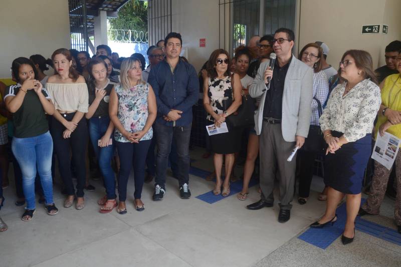 O Governo do Estado entregou, nesta quarta-feira (13), a obra da Escola Estadual de Ensino Fundamental e Médio Professora Consuelo Coelho de Souza, localizada em Ananindeua.  A entrega à comunidade  foi presidida pela Secretária de Estado  de Educação, Ana Claudia Serruya Hage, que representou o Governador Simão Jatene. O evento reuniu os secretários adjuntos da Seduc, educadores, estudantes e  pessoas da comunidade 40 Horas. A escola foi integralmente reformada, ganhou três novas salas de aula e outros ambientes necessários ao funcionamento da administração e de atividades pedagógicas. Estão matriculados 785  alunos, sendo 230 alunos do Ensino Fundamental Maior e 555 do Ensino Médio. As aulas serão ministradas nos três turnos; duas turmas vão atender alunos  do Projeto Mundiar. A obra faz parte do Programa de Melhoria da Qualidade e Expansão da Educação Básica; foram investidos R$ 2,339 milhões de reais, oriundos do financiamento obtido pelo Governo do Estado junto ao Banco Interamericano de Desenvolvimento (BID). Na foto, o Secretário  Adjunto de Ensino, José Roberto Silva (falando).

FOTO: ELISEU DIAS / ASCOM SEDUC
DATA: 13.06.2018
BELÉM - PARÁ <div class='credito_fotos'>Foto: Eliseu Dias / Ascom Seduc   |   <a href='/midias/2018/originais/f367232d-9a7e-4d71-b8df-eb7b618ec109.jpg' download><i class='fa-solid fa-download'></i> Download</a></div>
