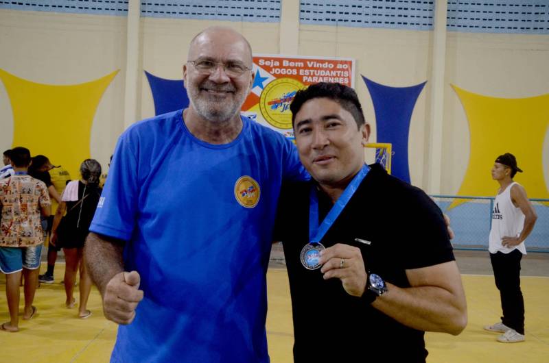A etapa regional dos Jogos Estudantis Paraenses (Jeps), realizada de 16 a 19 de maio, no município de Igarapé-Açu, no nordeste do Estado, selecionou os times que vão disputar a etapa estadual, em junho, em Belém. Depois dos quatro dias de disputas, Castanhal foi apontada como a delegação que levará para a próxima etapa o maior número de times. Na foto, coordenador geral da regional de Igarapé-Açu, Gilson Pereira (e).
FOTO: RAI PONTES / ASCOM SEDUC
DATA: 20.05.2018
IGARAPÉ-AÇU - PARÁ <div class='credito_fotos'>Foto: Rai Pontes/Ascom Seduc | <a href='/midias/2018/originais/f3712c84-7122-45d2-bfe7-4c9e77a32d80.jpg' download><i class='fa-solid fa-download'></i> Download</a></div>