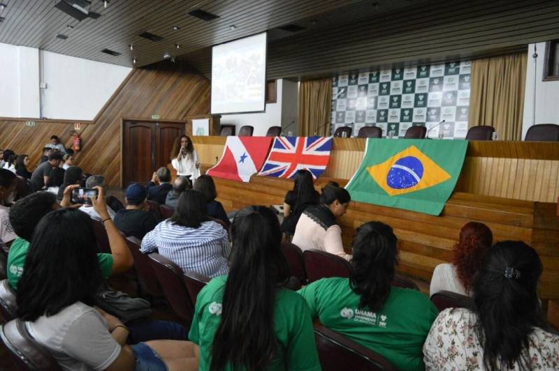 A secretária de Estado de Municípios Sustentáveis, Izabela Jatene (foto), falou sobre os desafios da sustentabilidade na Amazônia durante o evento Amazon Summer School, promovido pelo programa Chevening - que oferece bolsas de estudos de mestrado financiadas pelo Reino Unido e pelas Universidades da Amazônia (Unama) e Federal do Pará (UFPA).
FOTO: RAYANNE BULHÕES / ASCOM UNAMA
DATA: 26.02.2018
BELÉM - PARÁ <div class='credito_fotos'>Foto: RAYANNE BULHÕES / ASCOM UNAMA | <a href='/midias/2018/originais/f37bfcde-5e72-49c6-8db6-9fa9e1ae7cf3.jpg' download><i class='fa-solid fa-download'></i> Download</a></div>