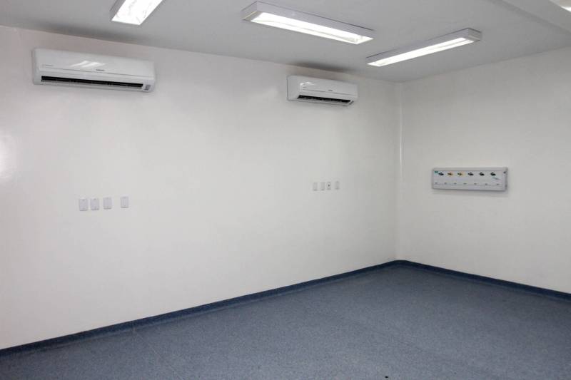 Ao longo dos últimos anos o governo do Pará investiu sistematicamente nos serviços destinados à saúde, o que reflete com saldo positivo nos indicadores da Secretaria de Estado de Saúde Pública (Sespa). De acordo com o Sistema de Informações sobre Orçamentos Públicos em Saúde (Siops), do Ministério da Saúde, nos últimos sete anos (2011-2017) o repasse de recursos feitos pela administração estadual do Pará está acima do limite constitucional de 12%. A série histórica mostra o acréscimo em investimento exclusivo do tesouro estadual no seu orçamento aplicado para construção, reforma e custeio da rede, como laboratórios, aquisição de medicamentos e hemocentros. Em 2011 o repasse foi de 1bilhão 467 milhões - 12,40%. Já em 2017 o Estado superou os números com o repasse de 2 bilhões 158 milhões –14,90%. Na foto, o Hospital Geral de Ipixuna.

FOTO: CRISTINO MARTINS / ARQUIVO AG. PARÁ
DATA: 21.09.2015
IPIXUNA DO PARÁ - PARÁ <div class='credito_fotos'>Foto: Agência Pará   |   <a href='/midias/2018/originais/f37bfd44-134e-40f2-8f74-634a9ed663e1.jpg' download><i class='fa-solid fa-download'></i> Download</a></div>