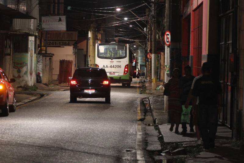 O prédio fica na rua Dr. Assis (foto), ao lado da Igreja da Sé, e foi cedido por tempo indeterminado. O local está sendo reformado para melhor atender os militares. Em abril, quando a nova delegacia passará a funcionar, os moradores das áreas vão ter um local mais acessível para atender suas queixas e demandas. Antes, a 1ª Companhia do 2º Batalhão funcionava nos altos de um imóvel, em pleno centro comercial de Belém.
FOTO: CARLOS SODRÉ / AG. PARÁ
DATA: 14.03.2018
BELÉM - PARÁ <div class='credito_fotos'>Foto: CARLOS SODRÉ / AG. PARÁ | <a href='/midias/2018/originais/f38cacee-084f-4c10-a342-e53384671204.jpg' download><i class='fa-solid fa-download'></i> Download</a></div>