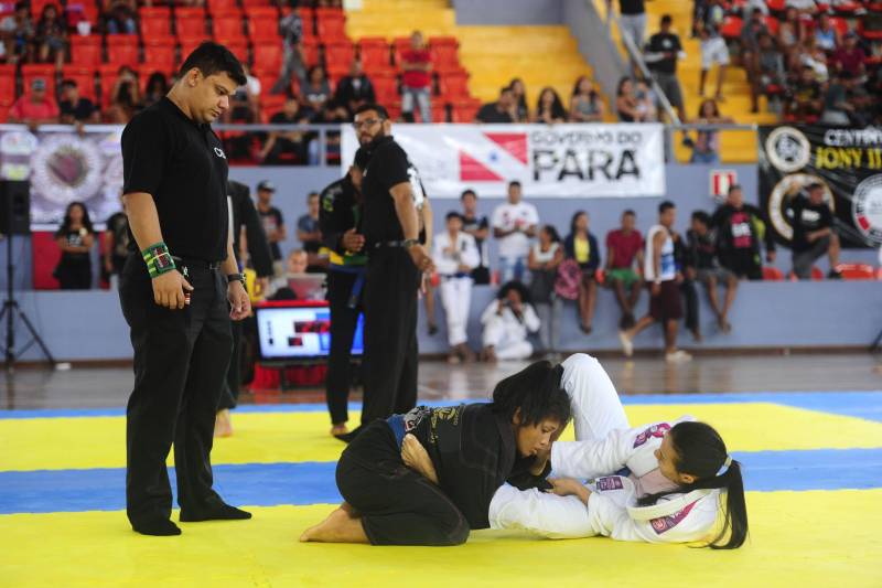 Mais de mil atletas participaram do campeonato Sul-Americano de Jiu-Jitsu Esportivo, realizado neste domingo (25), no Mangueirinho. O evento é parte do calendário da Confederação Brasileira da modalidade e valeu pontos para o ranking nacional, sendo também classificatório para o Mundial de Jiu-Jitsu de 2018.
FOTO: LEANDRO SANTANA / ASCOM SEEL
DATA: 25.03.2018
BELÉM - PARÁ <div class='credito_fotos'>Foto: LEANDRO SANTANA / ASCOM SEEL | <a href='/midias/2018/originais/f38daddb-c4f3-430c-babc-a9213a103776.jpg' download><i class='fa-solid fa-download'></i> Download</a></div>