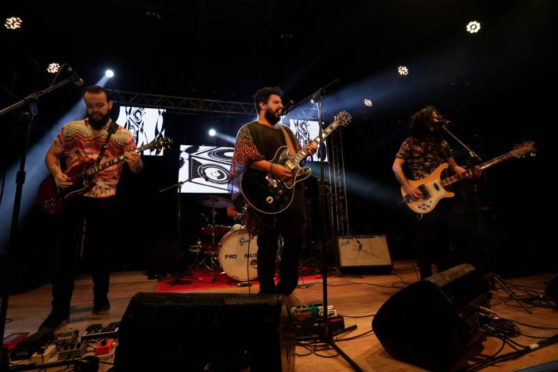 Uma noite de sons, ritmos e emoções. Assim pode ser definido o show da Mostra Protótipo, realizado na noite desta quinta-feira (21) no Teatro Universitário Cláudio Barradas, em Belém. Os artistas da Orquestra Pau e Cordista, Azul Dossel, A Troca, DK, Inesita, Tula Tânia, Caruana, Gael Conhece o Mar (foto), Pelé do Manifesto e Everton MC, e Toni Link levantaram o público do teatro com as 10 músicas selecionadas pela Cultura Rede de Comunicação no projeto.
FOTO: CAMILA LIMA / PORTAL CULTURA
DATA: 21.06.2018
BELÉM - PARÁ <div class='credito_fotos'>Foto: CAMILA LIMA / PORTAL CULTURA | <a href='/midias/2018/originais/f393f537-695f-4dc1-ab0b-da0ec73ec52d.jpg' download><i class='fa-solid fa-download'></i> Download</a></div>