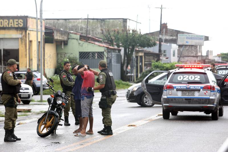 Durante todo o dia a Polícia Militar do Pará tem aumentado o número de operações que realiza em Belém e região metropolitana. Nesta quinta-feira (3), o 2º Batalhão da PM percorreu os bairros de Canudos, Terra Firme, Cidade Velha, Jurunas e Sacramenta realizando diversas operações, entre elas a “Polícia no Meu Bairro”, que previne a criminalidade no centro comercial de Belém e nos grandes corredores da capital, e a “Saturação”, que visa reprimir os crimes de tráfico de drogas, roubo e furto. Mais de 20 policiais trabalham para percorrer trechos onde a mancha criminal é alta nessas localidades, objetivando, principalmente, inibir os crimes. “Depois da ordem do Governador do Estado em trazer policiais da atividade meio para a atividade fim, ou seja, diminuir o número de PMs na atividade administrativa, aumentamos o nosso contingente, dando mais ostensividade ao trabalho. Hoje estamos nas ruas com 20 viaturas, o dobro do que tínhamos antes, tudo para diminuir os índices de violência e dar mais segurança ao cidadão”, explicou o tenente coronel Luiz Otávio Raiol, comandante do 2º Batalhão de Polícia Militar.
FOTO: MARCELO LELIS / AG. PARÁ
DATA: 03.05.2018
BELÉM - PARÁ <div class='credito_fotos'>Foto: Marcelo Lelis / Ag. Pará | <a href='/midias/2018/originais/f397937a-9313-49c1-bbfa-99c35043bed5.jpg' download><i class='fa-solid fa-download'></i> Download</a></div>