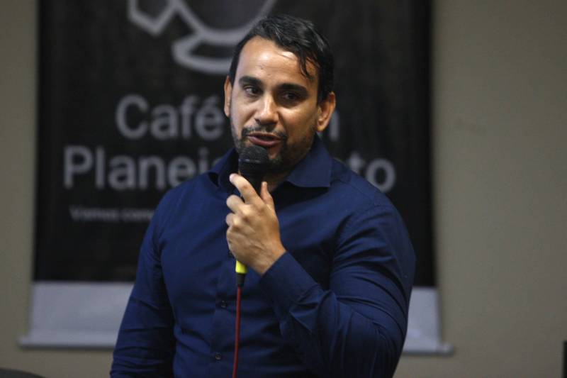 51º Café com Planejamento na manhã desta sexta-feira, 27, na Escola de Governança Pública do Estado do Pará (EGPA), fórum de discussão proposto pela Secretaria de Estado de Planejamento (Seplan). Na foto, o professor Giovanni Penner, da Faculdade de Engenharia Sanitária da Universidade Federal do Pará (UFPA).
FOTO: MARCELO LELIS / AG. PARÁ
DATA: 27.04.2018
BELÉM - PARÁ
<div class='credito_fotos'>Foto: Marcelo Lelis / Ag. Pará | <a href='/midias/2018/originais/f397d4ba-7a8a-46d0-b77c-3f9d481f39db.jpg' download><i class='fa-solid fa-download'></i> Download</a></div>