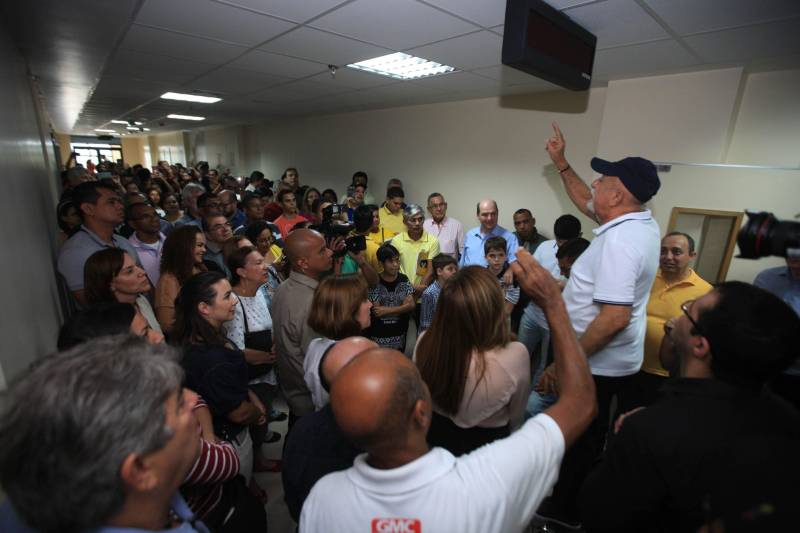 O governador Simão Jatene fez neste domingo (30), às 11 h, uma visita técnica (foto) às instalações do novo Hospital Abelardo Santos, no Distrito de Icoaraci, na Região Metropolitana de Belém. Como fez em Capanema (nordeste do Pará), no novo Hospital Regional dos Caetés, o governador convidou pessoas da comunidade para acompanhá-lo na visita. O objetivo foi mostrar à população que o hospital está pronto para ser inaugurado. "Alguns pequenos detalhes, obrigatórios para a entrada em funcionamento de qualquer hospital, ainda precisam ser feitos, como a assepsia dos ambientes e a calibragem dos equipamentos. Mas o ‘Abelardo’ está pronto, e já é o maior hospital da Região Metropolitana", disse o governador.

FOTO: CRISTINO MARTINS / AG. PARÁ
DATA: 30.12.2018
ICOARACI - PARÁ <div class='credito_fotos'>Foto: Cristino Martins/Ag. Pará   |   <a href='/midias/2018/originais/f39f217e-376e-4c1b-bf8f-a6123563dde6.jpg' download><i class='fa-solid fa-download'></i> Download</a></div>