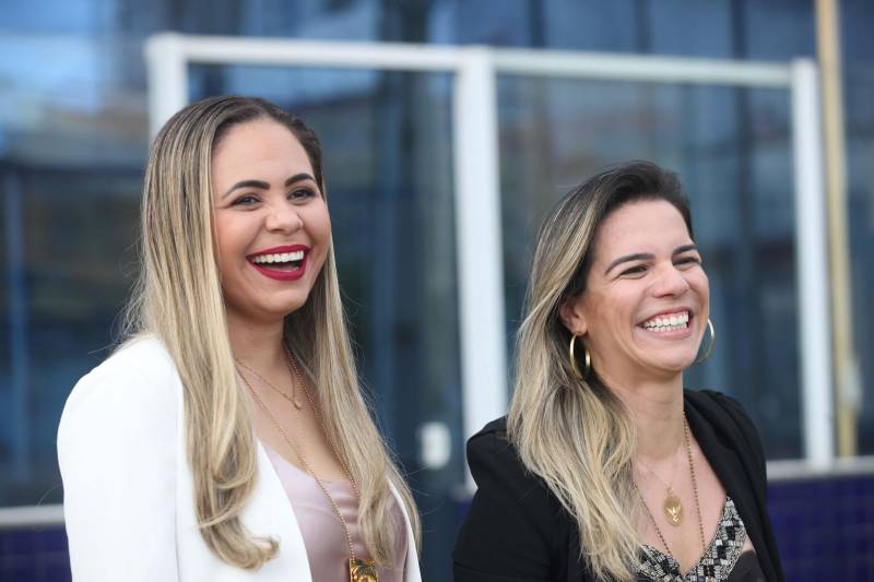 Quando o assunto envolve homens e mulheres, ainda é comum ouvir que a igualdade entre os gêneros esbarra no limite da força física. Fernanda Maués, de 31 anos, vem desmistificar essa máxima e mostrar que isso pode ser um grande mito. Delegada da Divisão Estadual de Narcóticos (Denarc) há dois anos, ela foi a primeira mulher a integrar o grupamento tático da Polícia Civil, o Grupo de Pronto-Emprego (GPE), conhecido por testes físicos de alto nível de dificuldade, que envolvem instruções de patrulhamento e defesa pessoal, rapel, entrada em ambiente confinado, tiro tático, manutenção de armamento, entre outras. Logo no primeiro dia de curso, um grande desafio: se desapegar de um símbolo da vaidade feminina, o cabelo. Em posição de formação, com a mochila nas costas, Fernanda e os outros 14 homens, dois delegados como ela e 12 investigadores, recebiam instrução sobre como seriam aquelas seis semanas. Foi quando ela teve que fazer uma escolha. Na foto, as delegadas Karina Campelo, de 32 anos, e Fernanda Maués, de 31 anos.

FOTO: MARCELO LELIS / AG. PARÁ
DATA: 29.05.2018
BELÉM - PARÁ <div class='credito_fotos'>Foto: Marcelo Lelis / Ag. Pará   |   <a href='/midias/2018/originais/f3add1bb-c182-411a-9942-5719b09feaf3.jpg' download><i class='fa-solid fa-download'></i> Download</a></div>