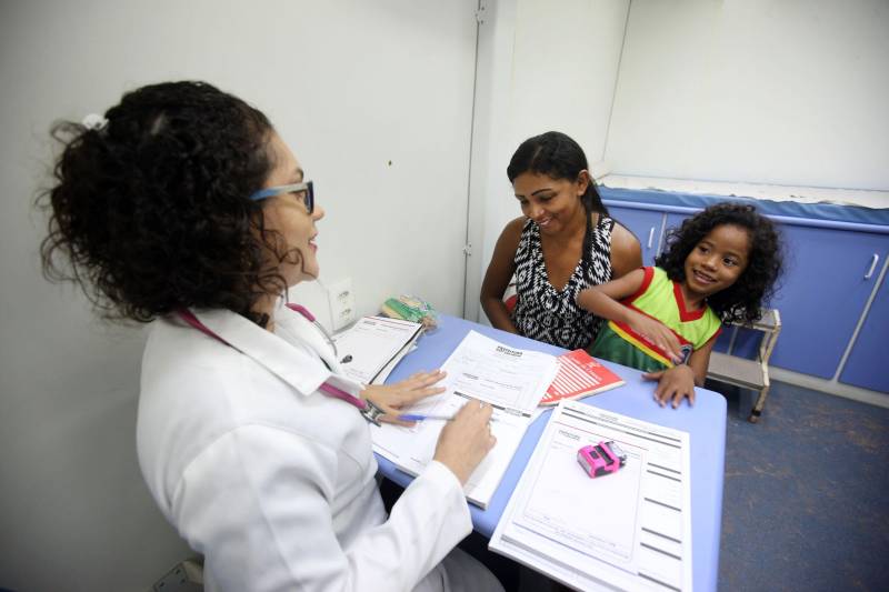A Fundação Pro Paz iniciou na manhã desta sexta–feira (2), a caravana de saúde que vai dar assistência aos moradores, na comunidade Bom Futuro, em Barcarena. É uma parceria do governo do estado por meio da secretaria de Saúde Pública do Pará (Sespa), Pro Paz e a Secretaria Municipal de Saúde de Barcarena.
FOTO: RODOLFO OLIVEIRA / AG. PARÁ
DATA: 02.02.2018
BARCARENA - PARÁ. <div class='credito_fotos'>Foto: Rodolfo Oliveira/Ag. Pará | <a href='/midias/2018/originais/f3b9b57b-936a-454b-8b30-63d500e76e7e.jpg' download><i class='fa-solid fa-download'></i> Download</a></div>