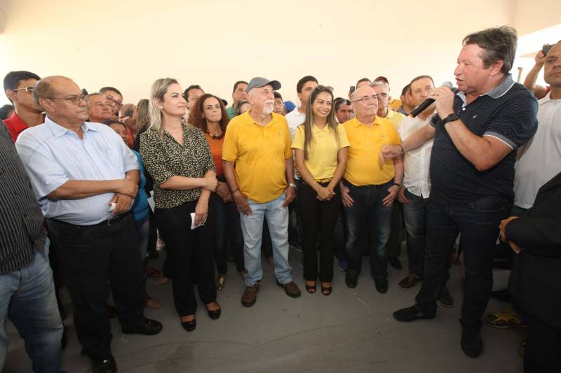 No último dia 14, a dona de casa Francisca Correa foi assaltada quando saia da igreja, no município de Primavera, nordeste do estado. dois rapazes a derrubaram da bicicleta e levaram sua bolsa. Francisca acabou se tornando uma das primeiras usuárias da nova Unidade Integrada de Polícia Pro Paz (UIPP) em Primavera. "Cheguei, fui rapidamente atendida e os dois rapazes já foram, inclusive, presos", disse. Francisca, que voltou à UIPP nessa segunda-feira, dia 19, para buscar o boletim de ocorrência. Coincidentemente, o mesmo dia em que a unidade foi oficialmente entregue à população pelo governador Simão Jatene. Não que a gente goste de vir aqui, né?", afirmou Francisca. Delegacia nunca é bom, completou a dona de casa. "Mas, quando a gente chega num lugar novo e é bem atendida, aí se sente mais tranquila, principalmente numa hora de sofrimento como essa, de um assalto", concluiu.
FOTO: RODOLFO OLIVEIRA / AG. PARÁ
DATA: 19.03.2018
PRIMAVERA - PARÁ <div class='credito_fotos'>Foto: Rodolfo Oliveira/Ag. Pará | <a href='/midias/2018/originais/f3c02165-cb96-4968-a12a-fa5cc3c663fe.jpg' download><i class='fa-solid fa-download'></i> Download</a></div>