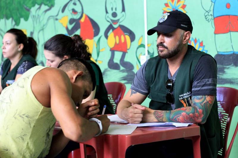 O Departamento Penitenciário Nacional (Depen), órgão vinculado ao Ministério da Justiça e Segurança Pública, realizou um mutirão do projeto Identidade Cidadã, nos dias 19 e 20 de dezembro, no Presídio Estadual Metropolitano (PEM) III. A ação teve como objetivo emitir a segunda via de certidões de nascimento ou de casamento para pessoas privadas de liberdade. O projeto é uma parceria do Depen com a Associação de Notários e Registradores do Brasil (Anoreg) e a Superintendência do Sistema Penitenciário do Pará (Susipe). A partir de um levantamento feito pelos assistentes sociais do PEM III, foi constatada a necessidade de emitir a segunda via da certidão de nascimento para 154 internos.

FOTO: VELOSO JÚNIOR / ASCOM SUSIPE
DATA: 20.12.2018
SANTA IZABEL - PARÁ <div class='credito_fotos'>Foto: Veloso Junior / Ascom Susipe   |   <a href='/midias/2018/originais/f3c57d2b-1ee7-45d9-822d-4d8aefef4b0e.jpg' download><i class='fa-solid fa-download'></i> Download</a></div>