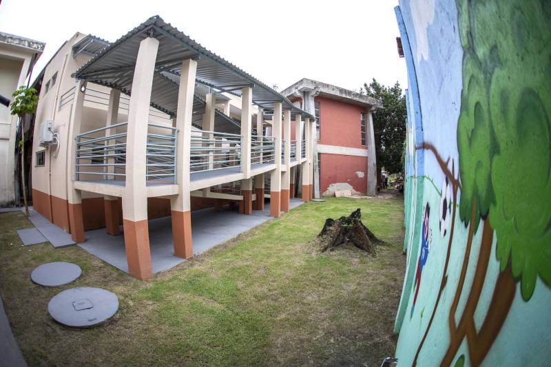 A Universidade do Estado do Pará (Uepa) entregou, na sexta-feira, 13, as novas instalações do Centro Especializado em Reabilitação (CER II), que fica localizado na Unidade de Ensino-Assistência de Fisioterapia e Terapia Ocupacional (Ueafto), no Centro de Ciências Biológicas e da Saúde (CCBS), na travessa Perebebuí, 2.623, em Belém. O novo espaço é um prédio de dois andares que conta com cinco consultórios, uma sala de integração sensorial, uma sala de fisioterapia neuro-pediatra e outra sala para terapia ocupacional neuro-pediatra.
FOTO: NAILANA THIELY / ASCOM UEPA
DATA: 13.04.2018
BELÉM - PARÁ <div class='credito_fotos'>Foto: Nailana Thiely / Ascom Uepa | <a href='/midias/2018/originais/f3ca62ce-dcd2-4310-95c0-d58056f1520e.jpg' download><i class='fa-solid fa-download'></i> Download</a></div>