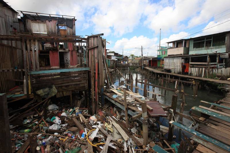 Mais de 130 benfeitorias que foram construídas de maneira irregular sobre o canal do Tucunduba foram retiradas para dar início às obras da segunda etapa do projeto de saneamento integrado da bacia do Tucunduba, que vai beneficiar 250 mil moradores dos bairros de Canudos, Guamá, Terra Firme e Marco.
FOTO: RODOLFO OLIVEIRA / AG. PARÁ
DATA: 16.05.2018
BELÉM - PARÁ <div class='credito_fotos'>Foto: Rodolfo Oliveira/Ag. Pará | <a href='/midias/2018/originais/f3d631f4-a74a-402f-93b0-308f0eff9b93.jpg' download><i class='fa-solid fa-download'></i> Download</a></div>