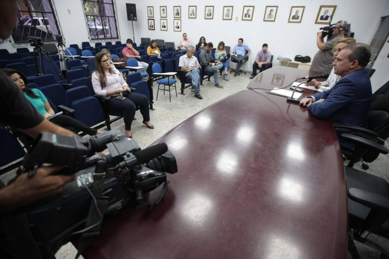O Supremo Tribunal Federal (STF) acatou, nesta quarta-feira, 20, pedido do Governo do Estado, via Procuradoria-Geral do Estado (PGE), e suspendeu a decisão do Tribunal de Justiça do Estado do Pará (TJPA) sobre o pagamento do piso salarial aos professores. A Suspensão da liminar foi repassada à imprensa na tarde desta quarta-feira, em entrevista coletiva concedida pela secretária de Estado de Administração, Alice Viana, e pelo Procurador Geral do Estado, Ophir Cavalcante Junior. O piso salarial do magistério para o exercício de 2018 foi fixado pelo Ministério da Educação (MEC) em R$ 2.455,00. No Pará, o vencimento-base (composto por duas parcelas fixas), corresponde a R$ 3.772,69, “valor 49% superior ao piso nacional”, frisa a PGE. Já a remuneração média para o magistério no Estado é de cerca de R$ 4.800,00, superior em 95% ao atual piso nacional.
FOTO: MÁCIO FERREIRA / AG. PARÁ
DATA: 20.06.2018
BELÉM - PARÁ <div class='credito_fotos'>Foto: MÁCIO FERREIRA/ AG. PARÁ | <a href='/midias/2018/originais/f3e05516-e585-4458-a3fd-501108dd4968.jpg' download><i class='fa-solid fa-download'></i> Download</a></div>