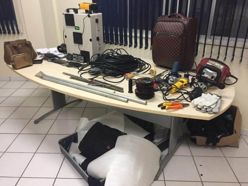 Policiais civis e militares evitaram o arrombamento de um banco no município de Jacundá, no sudeste paraense, prendendo cinco pessoas, na segunda-feira (26). Com os presos foi apreendido farto material usado em arrombamento de cofres e um aparelho eletrônico usado como bloqueador de sinais de telecomunicação. Os acusados foram transferidos para o município de Tucuruí, onde houve a autuação em flagrante nesta terça-feira (27), por associação criminosa. Eles irão responder também por crime de corrupção ativa, por terem oferecido dinheiro aos policiais militares para não serem presos. Na foto, material apreendido com o bando.
FOTO: ASCOM / POLÍCIA CIVIL
DATA: 27.03.2018
JACUNDÁ - PARÁ <div class='credito_fotos'>Foto: Ascom / Polícia Civil | <a href='/midias/2018/originais/f3f4066a-2fce-4651-8241-453bd67a515e.jpg' download><i class='fa-solid fa-download'></i> Download</a></div>