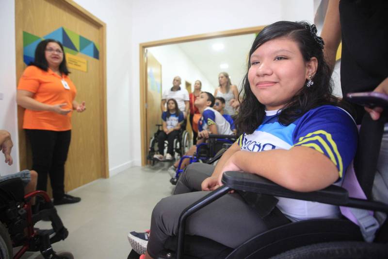 Um espaço moderno, com atendimento de alta qualidade. Assim é o Centro Integrado de Inclusão e Reabilitação (CIIR), inaugurado pelo Governo do Estado na tarde desta quarta-feira (30). O centro integra vários serviços em um único local. Da assistência médica, odontológica, passando pela reabilitação, capacitação, oficinas para produção de próteses e serviço de apoio e diagnósticos em crianças, jovens e adultos com deficiência no Estado do Pará. Localizado na rodovia Arthur Bernardes, em Belém, às margens da Baía do Guajará, o Centro Integrado é o primeiro na região Norte e fica em uma área total de mais de 40 mil metros quadrados. A obra foi iniciada em março de 2014 e está orçada em mais de R$ 32 milhões, recursos do tesouro estadual. O CIIR faz parte das ações previstas pelo Governo do Estado ampliando os serviços já oferecidos pela Secretaria de Estado de Saúde Pública (Sespa).
FOTO: THIAGO GOMES / AG. PARÁ
DATA: 30.05.2018
BELÉM - PARÁ <div class='credito_fotos'>Foto: Thiago Gomes /Ag. Pará | <a href='/midias/2018/originais/f4166ee8-0ecf-4ec8-8690-0bea5f849b9f.jpg' download><i class='fa-solid fa-download'></i> Download</a></div>