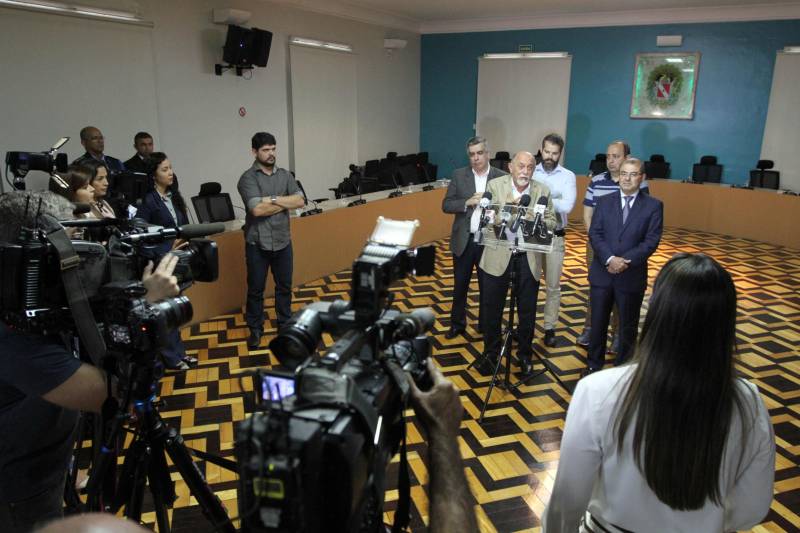O Governo do Estado anunciou nesta sexta-feira (23), durante coletiva, as medidas que serão adotadas no caso do vazamento registrado no último sábado (17) da bacia de rejeitos de bauxita da Hydro Alunorte, confirmado pelo Instituto Evandro Chagas. Segundo o governador Simão Jatene, a mineradora será notificada para garantir água potável às comunidades ao longo de um ano e, ainda, para criar um fundo financeiro específico para este evento e eventuais incidentes futuros.
FOTO: CRISTINO MARTINS / AG. PARÁ
DATA: 23.02.2018
BELÉM - PARÁ <div class='credito_fotos'>Foto: Cristino Martins/Ag. Pará | <a href='/midias/2018/originais/f41d5c7c-0706-42e7-b431-d95d161f5be0.jpg' download><i class='fa-solid fa-download'></i> Download</a></div>