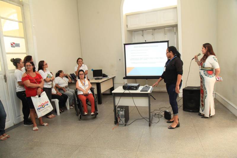 Com palestras, emissão de documentos, apresentações culturais, oficinas e exposições, o Dia D da Cidadania com Síndrome de Down trouxe uma programação diversificada e educativa sobre a questão das pessoas com deficiência intelectual, na manhã desta quinta-feira, 22, na Secretaria de Estado de Justiça e Direitos Humanos (Sejudh).
FOTO: WAGNER ALMEIDA / ASCOM SEJUDH
DATA: 22.03.2018
BELÉM - PARÁ <div class='credito_fotos'>Foto: Wagner Almeida/ Ascom Sejudh | <a href='/midias/2018/originais/f4227239-24d1-41d3-a959-464335c1a941.jpg' download><i class='fa-solid fa-download'></i> Download</a></div>