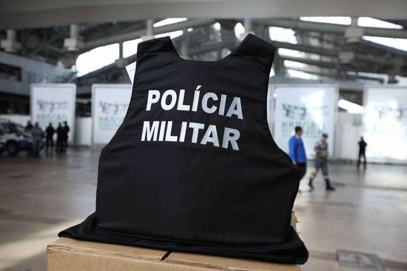 Com a entrega de mais 359 veículos, somente esta semana, o Governo do Pará reforçou a atuação da área de segurança pública em todo o Estado. Todos os veículos auxiliarão no combate a criminalidade e a manutenção da segurança em todo o território paraense. Boa parte desses veículos foi destinada diretamente para as guardas municipais, numa ação integrada com as Prefeituras, por meio da Secretaria de Segurança Pública e Defesa Social (Segup) com articulação da Secretaria de Municípios Sustentáveis, que define em conjunto com os municípios, a agenda de prioridades. A última etapa da entrega ocorreu nesta quinta-feira (5), no Hangar – Centro de Convenções da Amazônia.
FOTO: ANTÔNIO SILVA / AG. PARÁ
DATA: 05.07.2018
BELÉM - PARÁ <div class='credito_fotos'>Foto: Antônio Silva/Ag. Pará | <a href='/midias/2018/originais/f4230cff-5ae1-4caf-82d4-e830f1501595.jpg' download><i class='fa-solid fa-download'></i> Download</a></div>