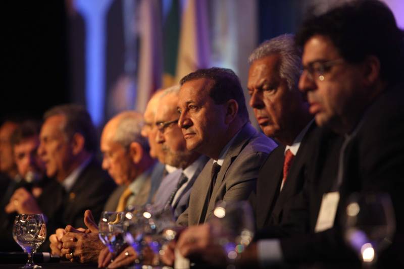 O VII Congresso e Feira Internacional de Transporte e Logística Sustentável da Amazônia (Trans 2018) teve sua abertura na noite desta terça-feira (19) no Hangar - Convenções e Feiras da Amazônia. A cerimônia de abertura contou com a presença do secretário de Estado de Transporte, Kleber Menezes, que representou o governador Simão Jatene; do presidente da Assembleia Legislativa do Pará (Alepa), deputado Márcio Miranda (foto), e de diretores, presidentes e representantes dos 10 órgãos do governo que estão participando do evento, assim como autoridades do setor.
FOTO: MARCELO LELIS / AG. PARÁ
DATA: 19.06.2018
BELÉM - PARÁ <div class='credito_fotos'>Foto: Marcelo Lelis / Ag. Pará | <a href='/midias/2018/originais/f4233bcd-ae4f-4ba9-9389-8231ffbcf397.jpg' download><i class='fa-solid fa-download'></i> Download</a></div>