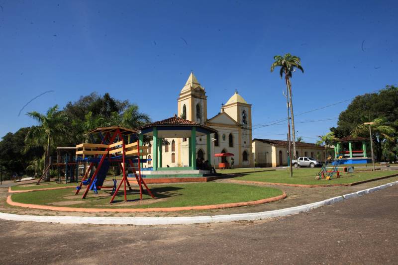 A agenda começou no município de Curuçá, com a assinatura da Ordem de Serviço de pavimentação de 6 km de vias urbanas através do Programa Asfalto na Cidade, um investimento de mais de R$2 milhões que vão beneficiar moradores como os do Bairro Alto. Na cerimônia, que aconteceu na sede da Prefeitura de Curuçá, o prefeito Jefferson Ferreira de Miranda, conhecido como “Tarrafa”, destacou as obras do Governo em seu município.

FOTO: RODOLFO OLIVEIRA / AG. PARÁ
DATA: 14.06.2018
CURUÇÁ - PARÁ <div class='credito_fotos'>Foto: Rodolfo Oliveira/Ag. Pará   |   <a href='/midias/2018/originais/f429fcc0-cc1c-43ad-9f09-a726e7daa9f6.jpg' download><i class='fa-solid fa-download'></i> Download</a></div>