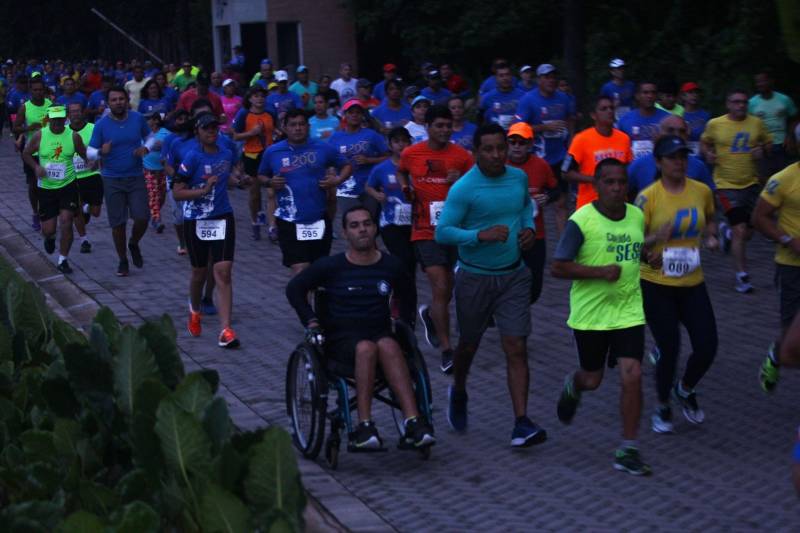O recém-inaugurado Parque Estadual do Utinga foi o local escolhido para a 4ª edição da Corrida Tiradentes, promovida pela Polícia Militar na manhã deste domingo, 22. No ano em que celebra 200 anos de criação, a PM contou com mais de 750 competidores na prova que iniciou às 6 horas da manhã com um percurso total de 8 Km. Em apenas 4 anos de existência, a Corrida Tiradentes já ganhou a simpatia de muitos atletas profissionais e amadores. Eduardo Costa, de 26 anos é um deles. O competidor alcançou o 1º lugar geral da corrida com menos de 30 minutos de prova e conta que não esperava um resultado tão positivo.
FOTO: CARLOS SODRÉ / AG. PARÁ
DATA: 22.04.2018
BELÉM - PARÁ <div class='credito_fotos'>Foto: Carlos Sodré/Agência Pará | <a href='/midias/2018/originais/f42f72a7-44f5-4adf-84be-85a28aa856aa.jpg' download><i class='fa-solid fa-download'></i> Download</a></div>