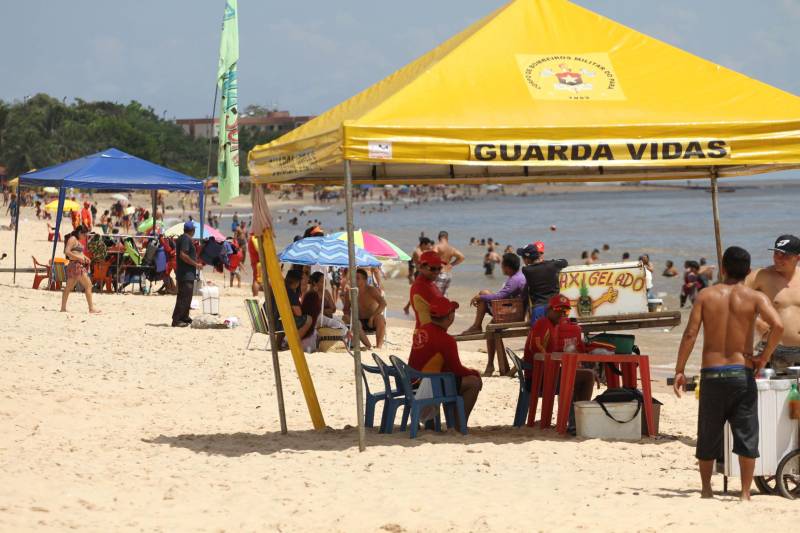 Com o início das férias escolares é hora de pegar a estrada para curtir as inúmeras opções de praias e balneários que o Pará dispõe. Neste sentido, prudência e cautela no trânsito são fundamentais para uma viagem com segurança. Entre os destinos mais procurados e próximos à capital paraense está o distrito de Mosqueiro (foto), distante 70 quilômetros do centro de Belém, com suas belíssimas praias de água doce que somam 17 quilômetros de extensão. A bucólica, como é carinhosamente conhecida, é uma das 86 localidades em todas as regiões do Estado, que receberão atenção especial durante a Operação Verão 2018, que contará com a participação de mais de 8 mil agentes de segurança pública. As ações tiveram início na sexta-feira (29) e seguem até o dia 31 de julho.
FOTO: CRISTINO MARTINS / AG. PARÁ
DATA: 01.07.2018
BELÉM - PARÁ <div class='credito_fotos'>Foto: Cristino Martins/Ag. Pará | <a href='/midias/2018/originais/f431dee7-9118-4c39-b5d0-1edcc0580131.jpg' download><i class='fa-solid fa-download'></i> Download</a></div>