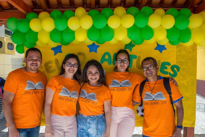 Alunos da Escola Estadual Cônego Batista Campos, localizada no bairro da Cabanagem, umas das áreas com maior vulnerabilidade social da Região Metropolitana de Belém, tiveram uma manhã diferente nesta quinta-feira, 7. Eles receberam o educador e escritor paulista Celso Antunes, convidado e homenageado do Sarau Literário (foto), com performances inspiradas na obra “Sala de Aula e Futebol”. O Sarau Literário é resultado da parceria do projeto Livro Solidário coordenado pela Imprensa Oficial do Estado (IOE) com a Secretaria de Estado de Cultura (Secult), como parte integrante da programação da 22ª Pan-Amazônica do Livro. O evento tem apoio do Núcleo de Articulação e Cidadania (NAC).
FOTO: FERNANDO SETTE CÂMARA / ASCOM IOE
DATA: 07.06.2018
BELÉM - PARÁ <div class='credito_fotos'>Foto: FERNANDO SETTE CÂMARA / ASCOM IOE | <a href='/midias/2018/originais/f43634ff-9776-42a3-9388-7d4bb543e3f0.jpg' download><i class='fa-solid fa-download'></i> Download</a></div>