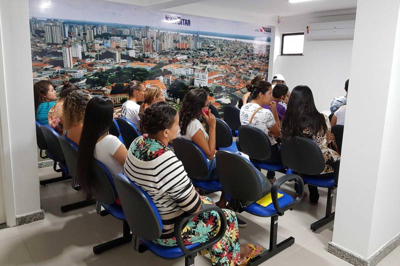 Com assistência de média e alta complexidade o Hospital Jean Bitar (HJB) é referência estadual na realização de endoscopia digestiva para o diagnóstico de inflamações do esôfago, estômago e duodeno, em usuários do Sistema Único de Saúde (SUS). Somente em 2017, o hospital realizou um total de 6.012 exames entre endoscopia alta, colonoscopia e retossigmoidoscopia. Na foto, nova sala de endoscopia do HJB.
FOTO: ASCOM HJB
DATA: 14.02.2018
BELÉM - PARÁ <div class='credito_fotos'>Foto: ASCOM HJB | <a href='/midias/2018/originais/f4381bbd-0867-4892-9899-30b96d83b2ec.jpg' download><i class='fa-solid fa-download'></i> Download</a></div>