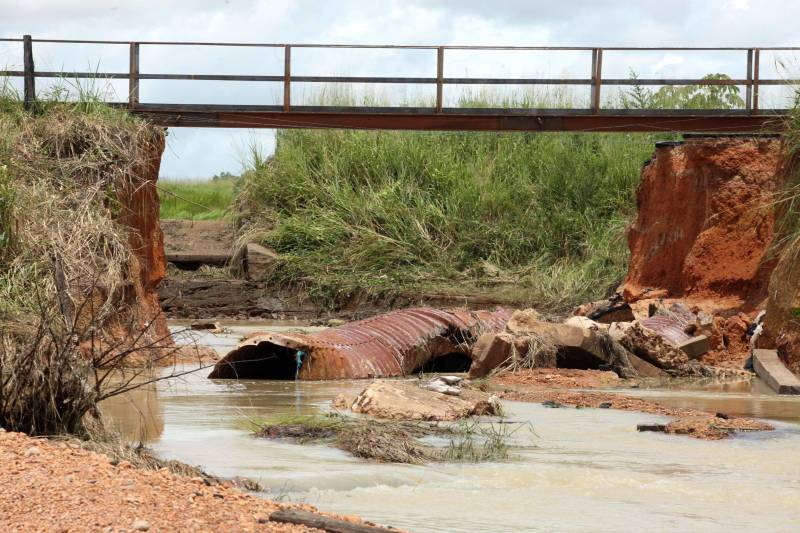 Serão retomados, nesta segunda-feira (16), os trabalhos de recuperação de um trecho de 15 metros da PA-256, localizado próximo a entrada do município de Paragominas. Equipes da Secretaria de Estado de Transportes (Setran) que já trabalhavam no local, receberam hoje todo o material necessário para dar continuidade a obra.
FOTO: SIDNEY OLIVEIRA / AG. PARÁ
DATA: 15.04.2018
PARAGOMINAS - PARÁ <div class='credito_fotos'>Foto: Sidney Oliveira/Ag. Pará | <a href='/midias/2018/originais/f438307f-805c-45d5-b789-3164967caf59.jpg' download><i class='fa-solid fa-download'></i> Download</a></div>