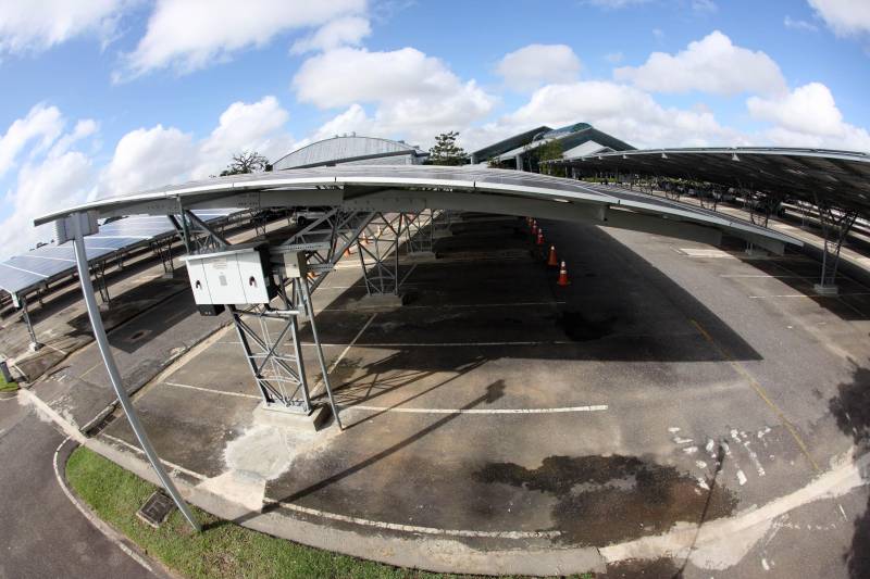 Metade da energia consumida no Hangar-Convenções e Feiras da
Amazônia já está sendo gerada por placas fotovoltaicas (painéis solares). A
entrega do projeto pelo governador Simão Jatene aconteceu nesta quinta-
feira, 22, no estacionamento do Hangar, em Belém.
FOTO: ANTÔNIO SILVA / AG. PARÁ
DATA: 22.03.2018
BELÉM - PARÁ <div class='credito_fotos'>Foto: ANTONIO SILVA / AG. PARÁ | <a href='/midias/2018/originais/f4409315-8762-4cc7-baff-d20748ef54a9.jpg' download><i class='fa-solid fa-download'></i> Download</a></div>