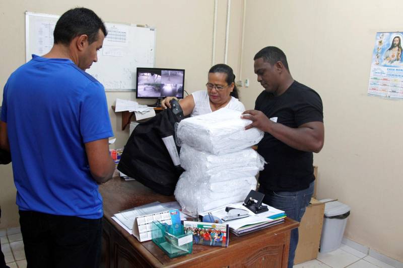 Um total de 9011 candidatos fizeram as provas para concorrer a 500 vagas para agente prisional da Superintendência do Sistema Penitenciário do Estado (Susipe), neste domingo, 18. No total, 11.835 candidatos estavam inscritos para o concurso, que é o primeiro da instituição para o cargo.
As provas foram realizadas em Belém, Altamira, Marabá, Castanhal (foto), Itaituba e Santarém.
FOTO: AKIRA ONUMA / ASCOM SUSIPE
DATA: 18.03.2018
CASTANHAL - PARÁ <div class='credito_fotos'>Foto: Akira Onuma / Ascom Susipe | <a href='/midias/2018/originais/f4423bf0-2fd8-4550-a723-55f31fd92f17.jpg' download><i class='fa-solid fa-download'></i> Download</a></div>