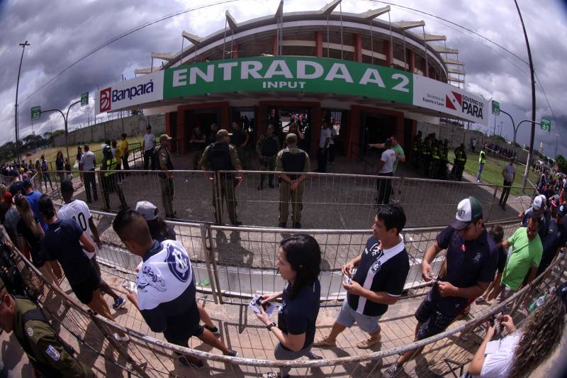 O Clube do Remo venceu o Paysandu por 2 a 1 na tarde deste domingo, partida realizada no Estádio Mangueirão, e largou na frente pelo título do Campeonato Paraense de 2018. Na foto, policiamento faz a segurança da partida.
FOTO: THIAGO GOMES / AG. PARÁ
DATA: 01.04.2018
BELÉM - PARÁ <div class='credito_fotos'>Foto: Thiago Gomes /Ag. Pará | <a href='/midias/2018/originais/f446a578-520a-43ba-8f8a-67fde0c80a08.jpg' download><i class='fa-solid fa-download'></i> Download</a></div>
