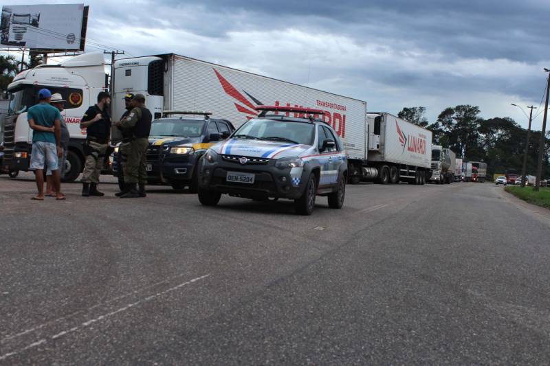 Vinte pontos que estavam interditados nas rodovias estaduais devido à greve dos caminhoneiros foram liberados. O sistema de segurança pública informa que em oito horas de operação e negociação com os grevistas chegou a um acordo para o desbloqueio. A estimativa é de que 5 mil caminhões retornaram às suas rotinas ainda durante a noite de quarta-feira, 30. Um dos pontos mais críticos para a descentralização dos manifestantes foi no KM 25 da BR 316, próximo à entrada da ilha de Mosqueiro. Somente lá, cerca de 500 caminhões deixaram o local de interdição.
FOTO: ASCOM SEGUP
DATA: 31.05.2018
BELÉM - PARÁ <div class='credito_fotos'>Foto: Ascom Segup | <a href='/midias/2018/originais/f449bc5c-9ebc-491e-be37-71f94802e79c.jpg' download><i class='fa-solid fa-download'></i> Download</a></div>