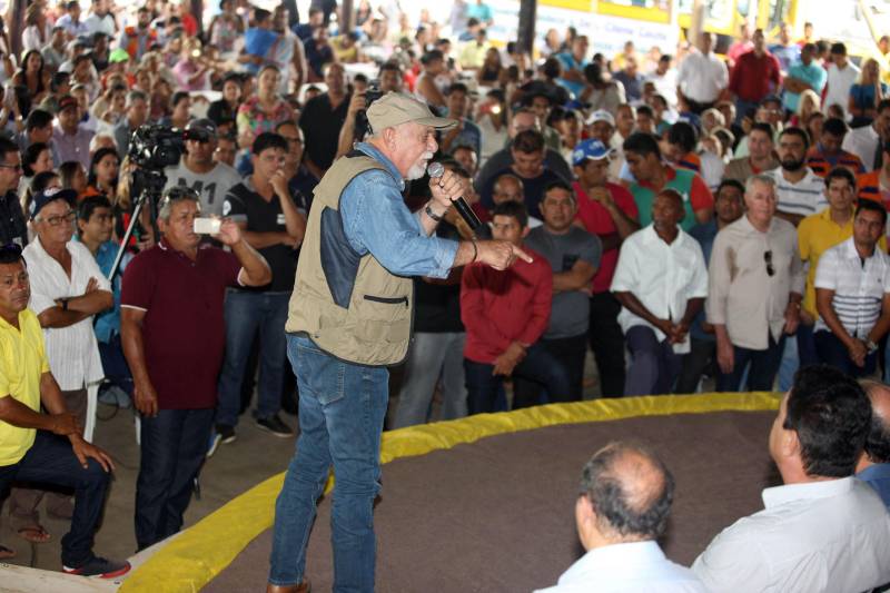 Onze municípios do sul e sudeste paraense recebem recursos do Estado para recuperar ruas e vicinais atingidas pelas enchentes e fortes chuvas que caem na região. Em agenda oficial nesta sexta-feira (6), o governador Simão Jatene (foto) assinou, pela manhã, no Parque de Exposições Valeu Boi Leilões, em Rio Maria, os convênios que garantem o repasse de cerca de R$ 4 milhões. As obras de caráter emergencial serão executadas pelas prefeituras em parceria com a Secretaria de Estado de Transportes (Setran). O objetivo é recuperar a trafegabilidade nessas localidades e assegurar o direito de ir e vir da população. Na manhã desta sexta, foram assinados nove convênios, com os municípios de Redenção, Pau D’Arco, São Félix do Xingu, Santa Maria das Barreiras, Tucumã, Água Azul do Norte, Xinguara, Bannach e Rio Maria. Além da Setran, participam da ação o Centro Regional de Governo do Sudeste do Pará e a Defesa Civil. “O valor do investimento em cada município vai depender da necessidade verificada pelas equipes do Estado e das prefeituras. O recurso não será usado para reconstruir vias, mas para restabelecer a trafegabilidade”, disse o secretário de Transportes, Kléber Menezes.
FOTO: ANTÔNIO SILVA / AG. PARÁ
DATA: 06.04.2018
RIO MARIA - PARÁ <div class='credito_fotos'>Foto: Antônio Silva/Ag. Pará | <a href='/midias/2018/originais/f457b8ba-d5cc-464a-90d7-f1c70873292b.jpg' download><i class='fa-solid fa-download'></i> Download</a></div>